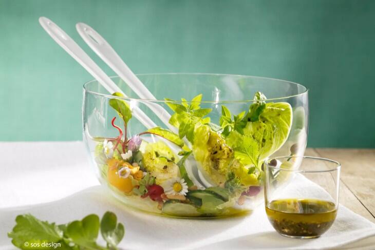 Blattsalat mit Kräutern und essbaren Blüten